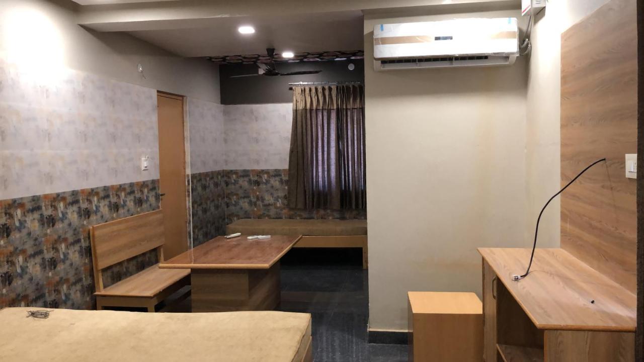 C M Hotel New Wodapatti Exterior photo
