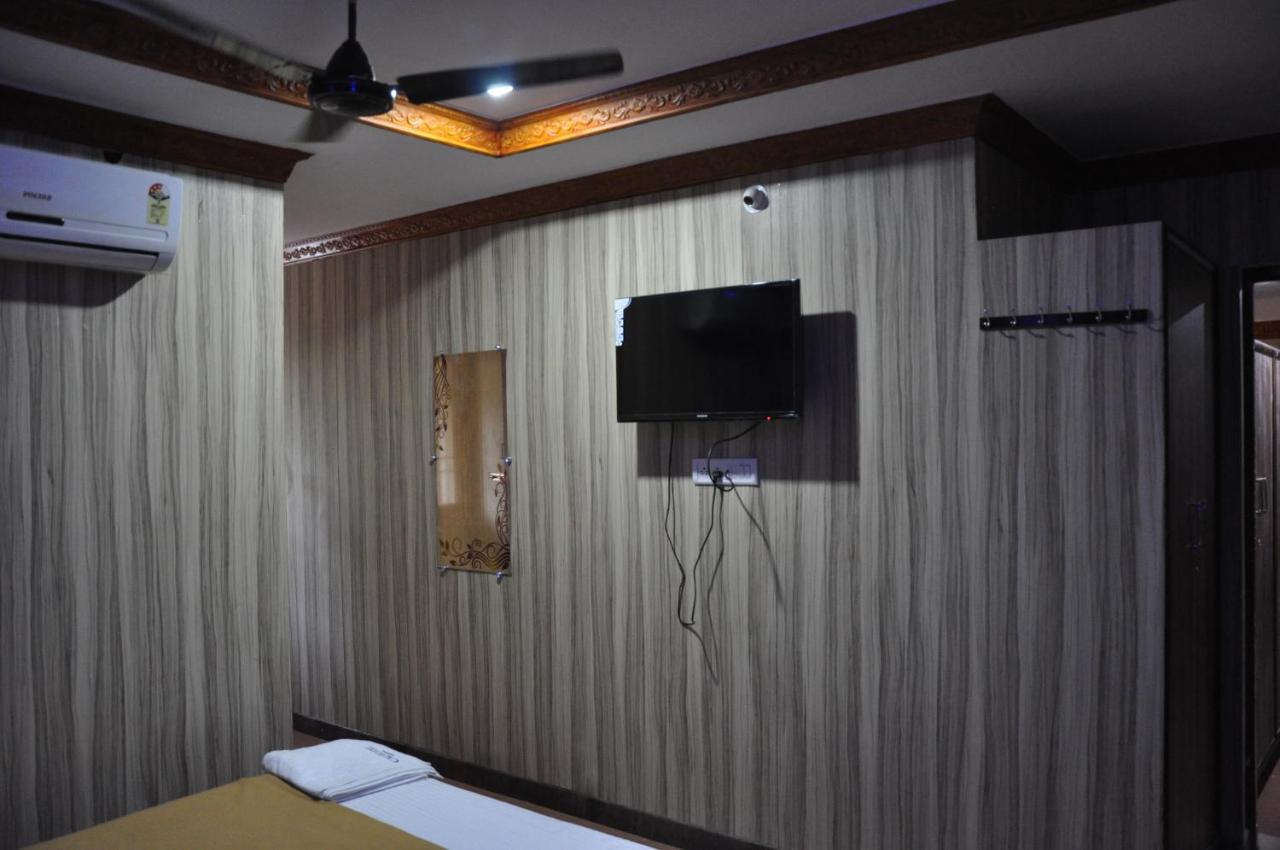 C M Hotel New Wodapatti Exterior photo