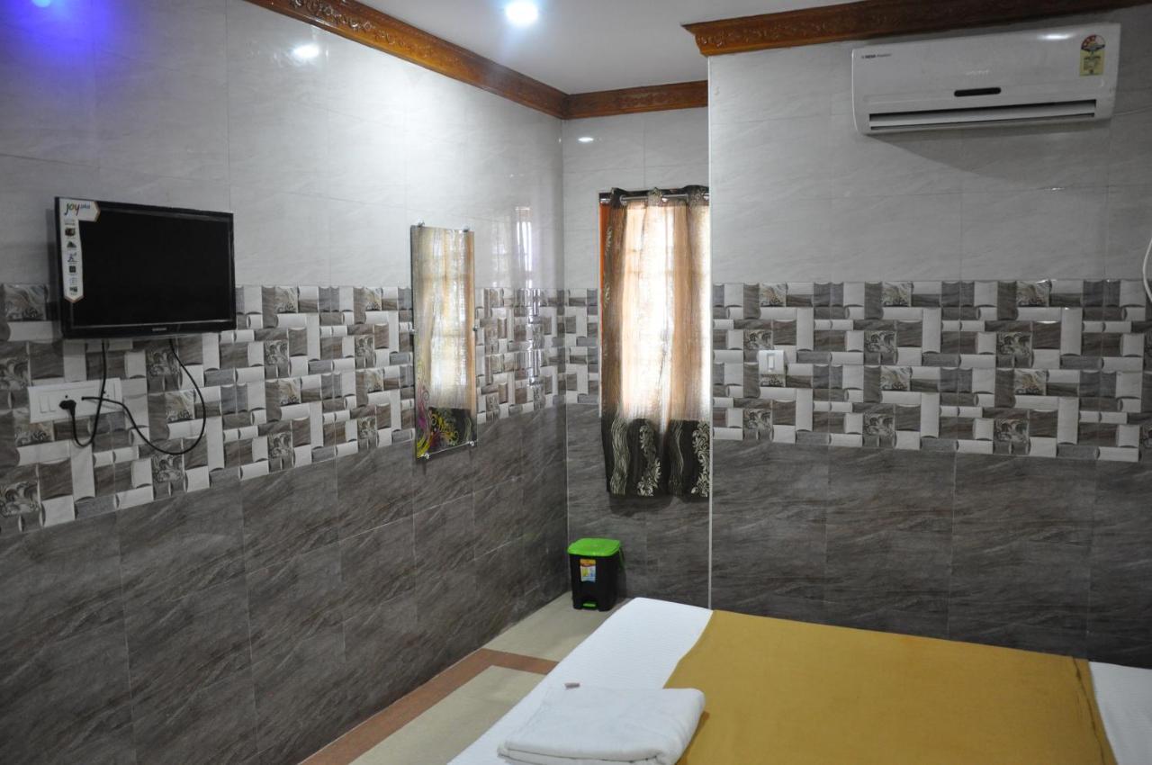 C M Hotel New Wodapatti Exterior photo